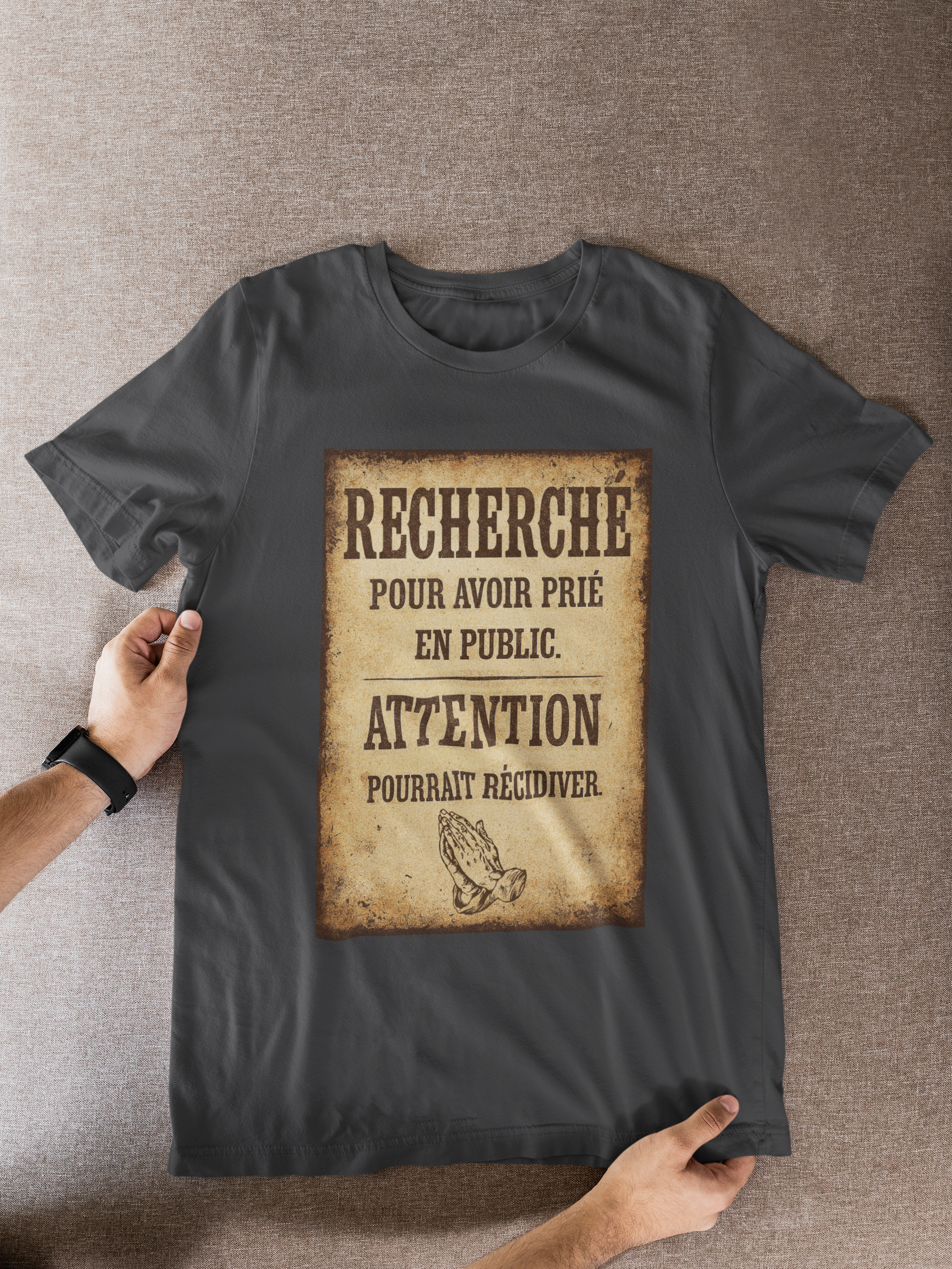 T-shirt chrétien engagé - “Recherché pour avoir prié en public”, pour homme
