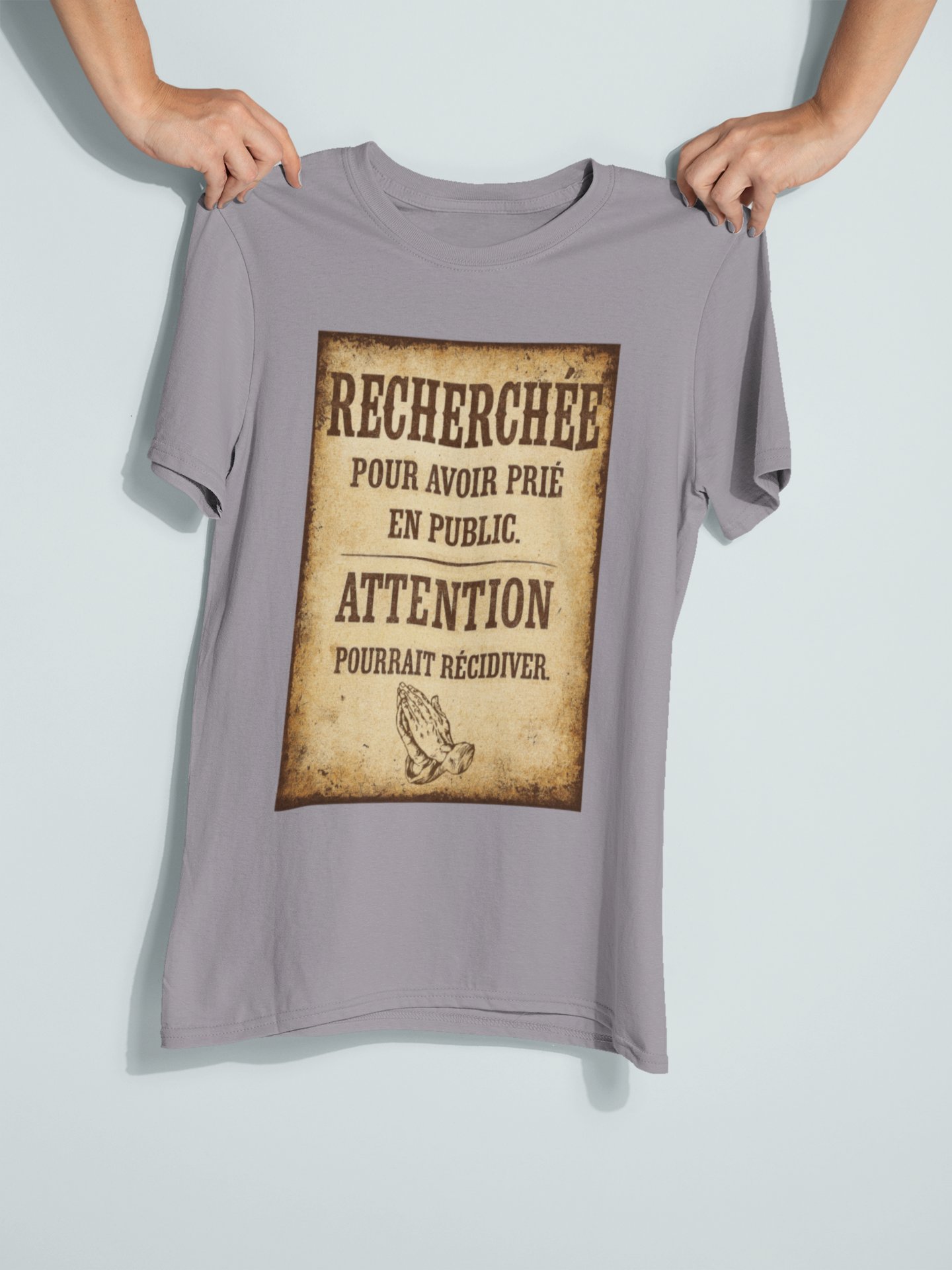 T-shirt chrétien engagé - “Recherchée pour avoir prié en public”, pour femme