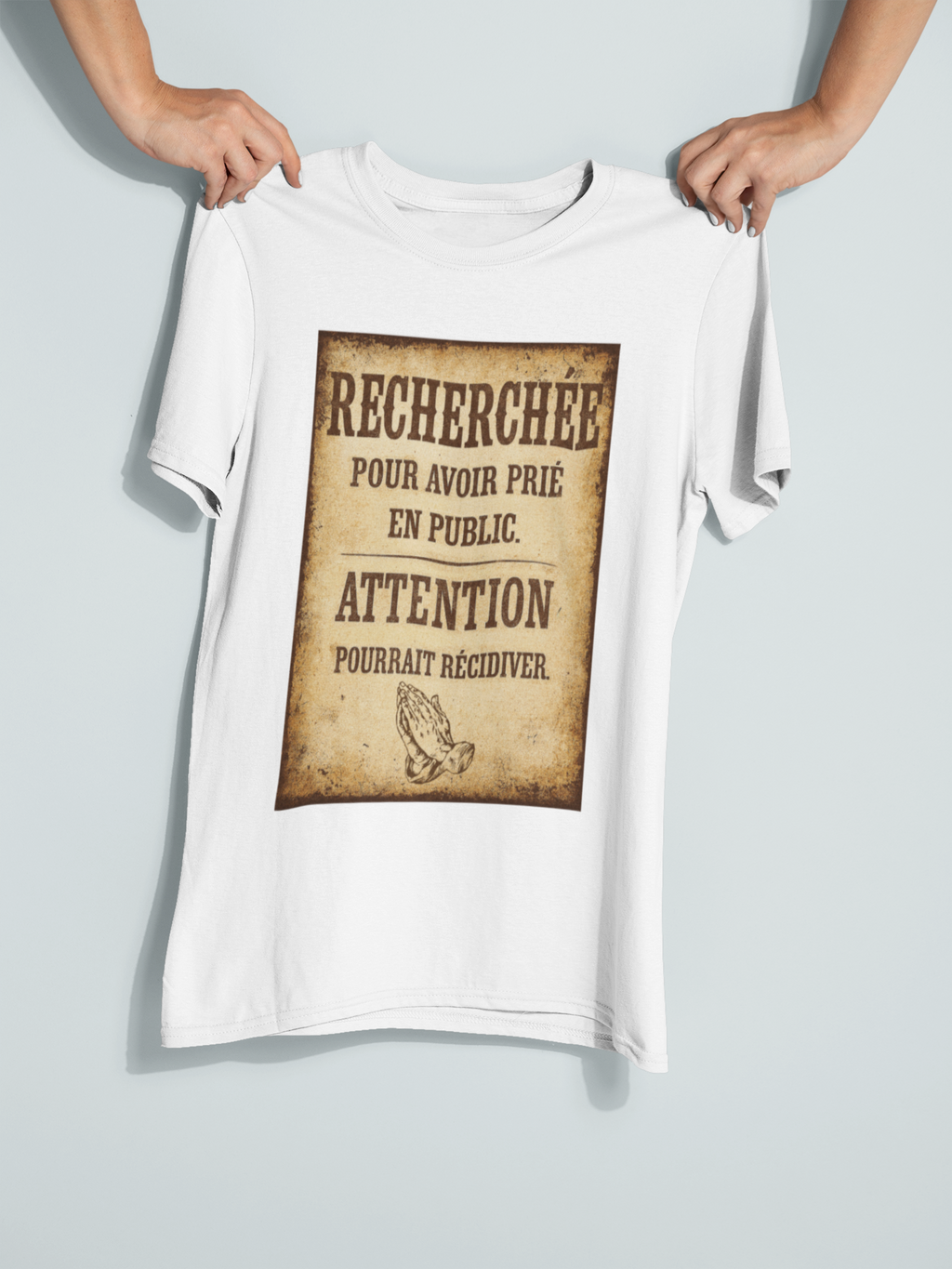 T-shirt chrétien engagé - “Recherchée pour avoir prié en public”, pour femme