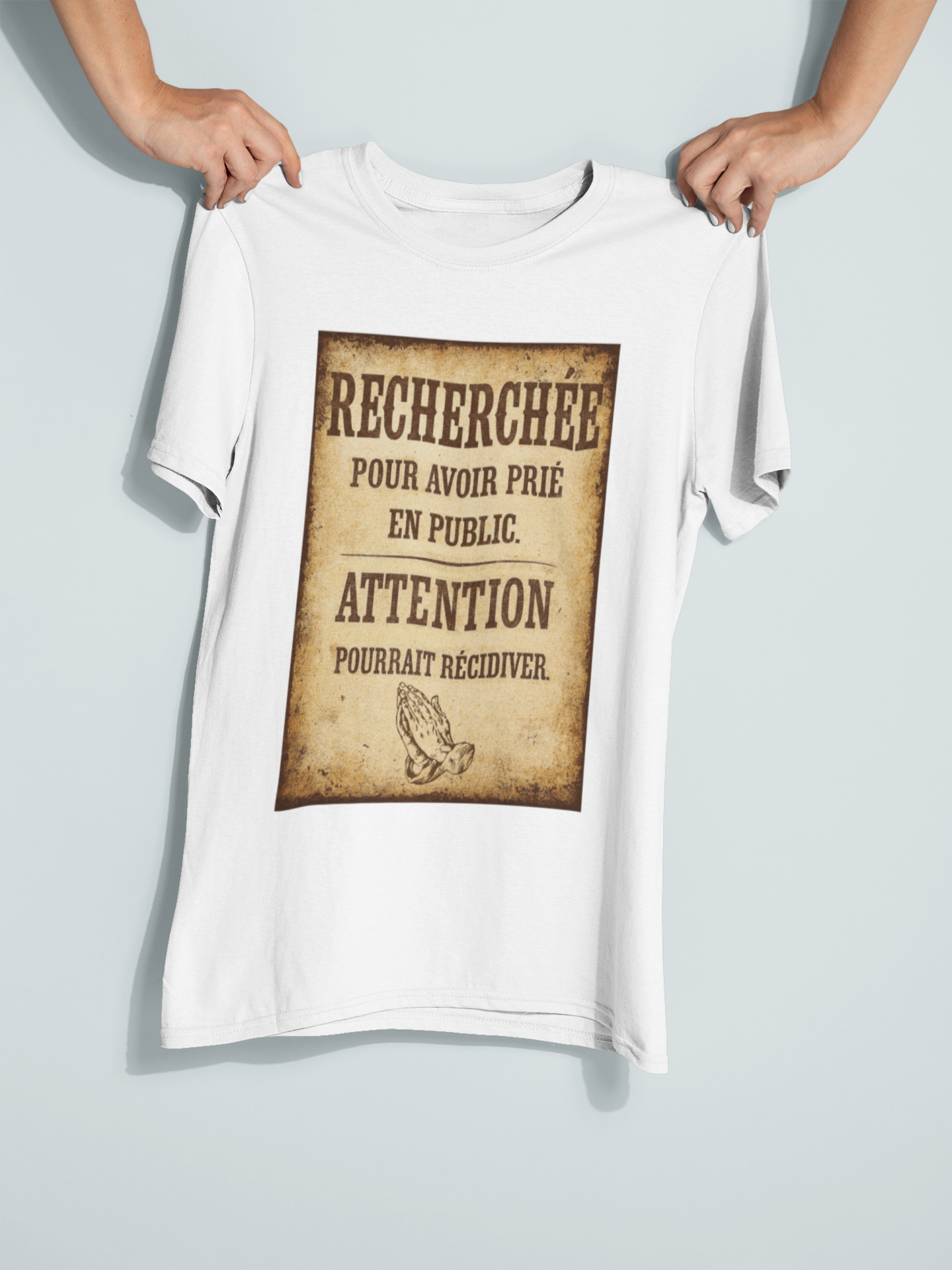 T-shirt chrétien engagé - “Recherchée pour avoir prié en public”, pour femme