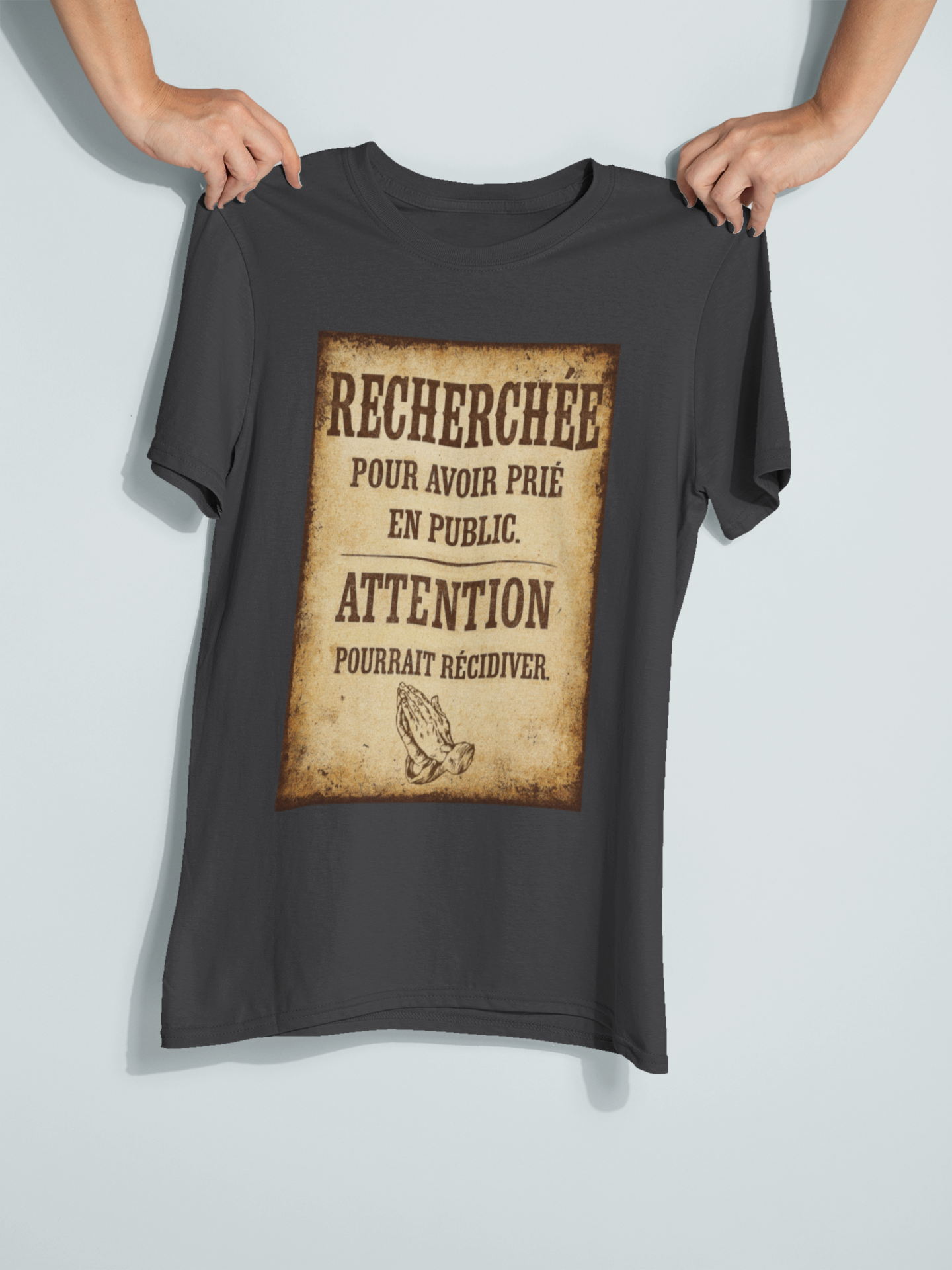 T-shirt chrétien engagé - “Recherchée pour avoir prié en public”, pour femme