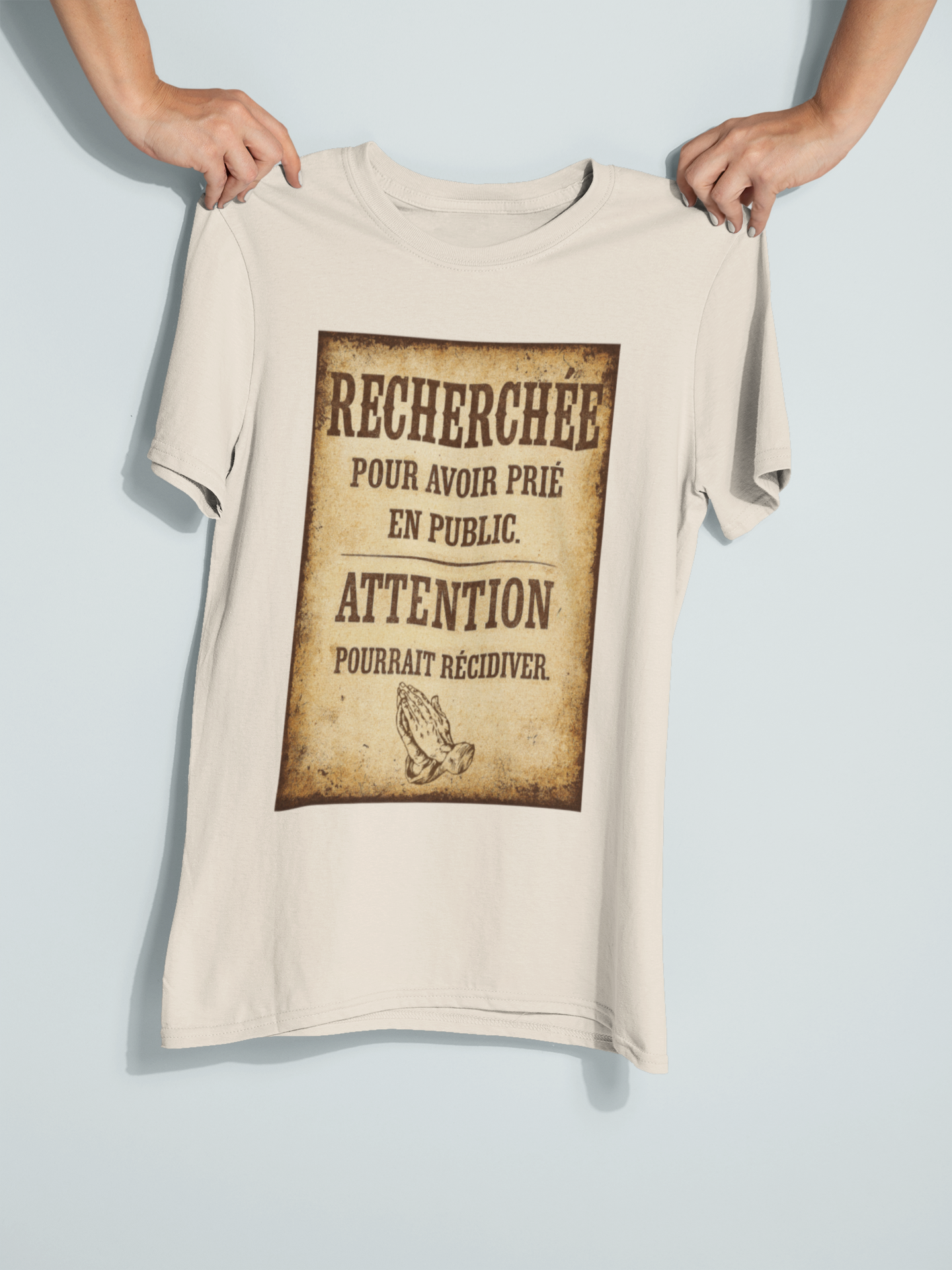 T-shirt chrétien engagé - “Recherchée pour avoir prié en public”, pour femme